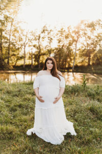 Mom posing for maternity session in Kentucky back yard