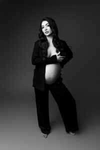 phoenix maternity studio black and white image