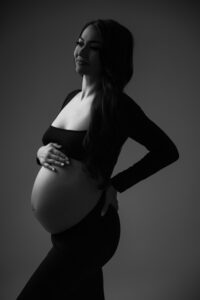 phoenix maternity studio black and white image