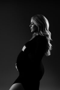 black and white maternity portraits in phoenix