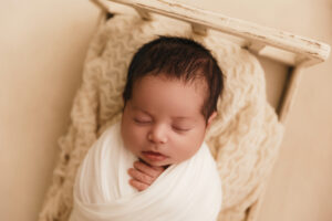 Baby posing for newborn session in Phoenix newborn photography studio. Natural newborn pictures in Phoenix. Phoenix newborn studio. Phoenix all white newborn portraits