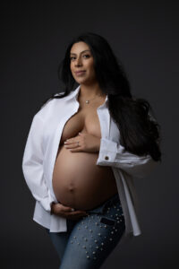 Mom in powerful outfit for scottsdale maternity session