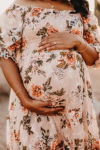 maternity session outside in phoenix Arizona 