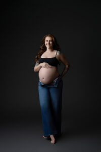 mom in jeans and top for Arizona maternity pictures