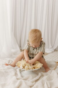 Phone cake smash photography session in studio