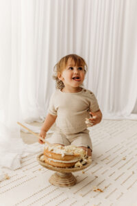 lifestyle cake smash session in phoenix