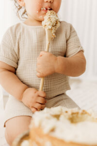 lifestyle cake smash session in phoenix