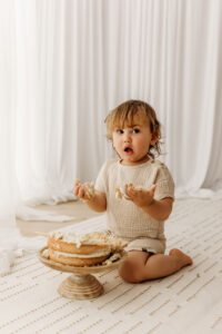 lifestyle cake smash session in phoenix