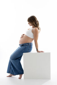 mom in jeans during maternity pictures in phoenix